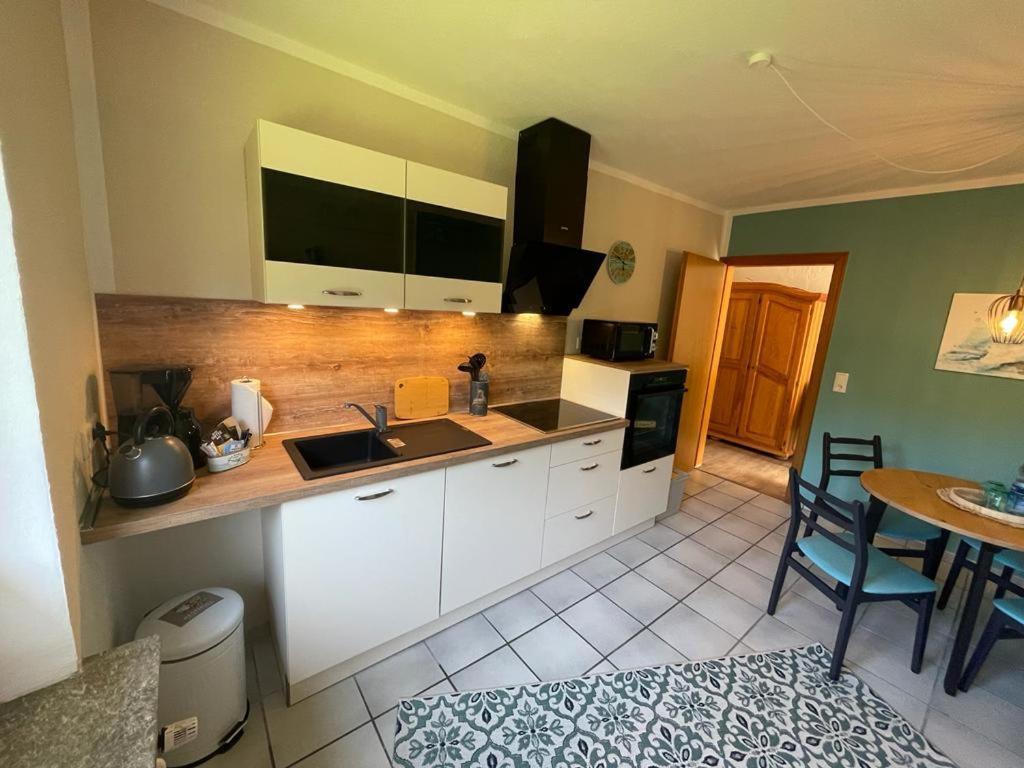 Lüttje Najade Ruhige, zentrale Lage am Rande des Kurparks. Wenige Gehminuten zum Strand und in die Innenstadt. Neu renovierte und liebevoll eingerichtete Wohnung. Borkum Exterior foto